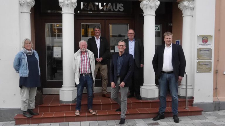 Willenbockel (Mitte) kann auf die Unterstützung der CDU um Stefan Heins (re.) zählen